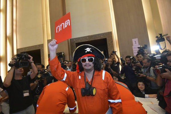 THAILANDE – POLITIQUE: En Thaïlande, les «pirates» politiques priés de se rhabiller