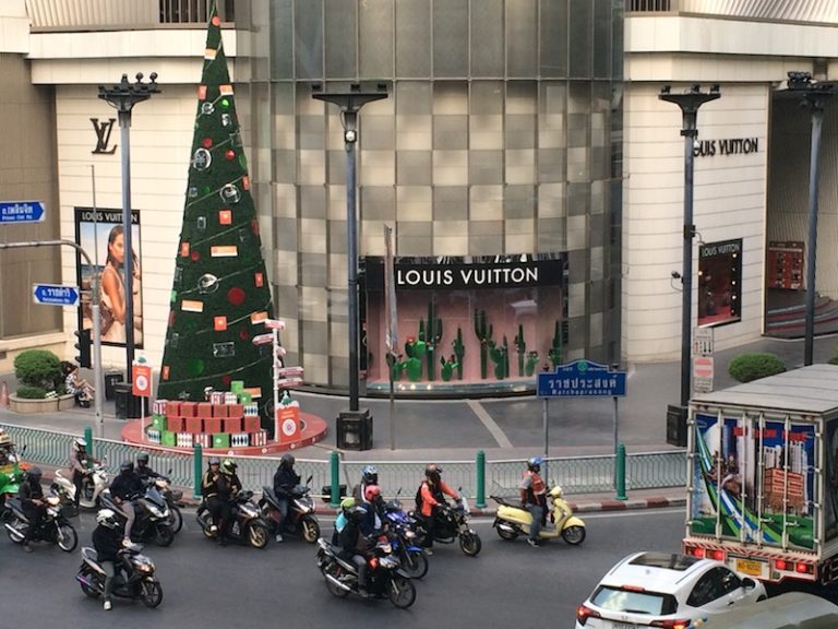 NOËL – SOCIETE: Quand Bangkok met les cadeaux sous le sapin….