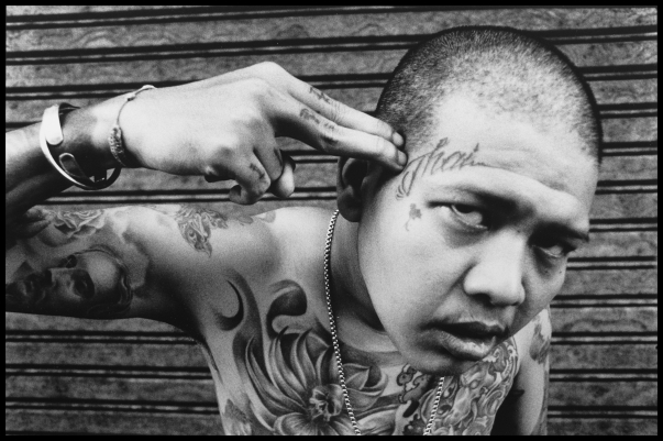 ART – PHOTOGRAPHIE: Les gangsters Thaïlandais exposés à Paris