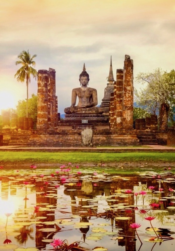 THAILANDE – LU AILLEURS: Sukhothai, perle de l’Asie du sud-est revisitée par National Geographic