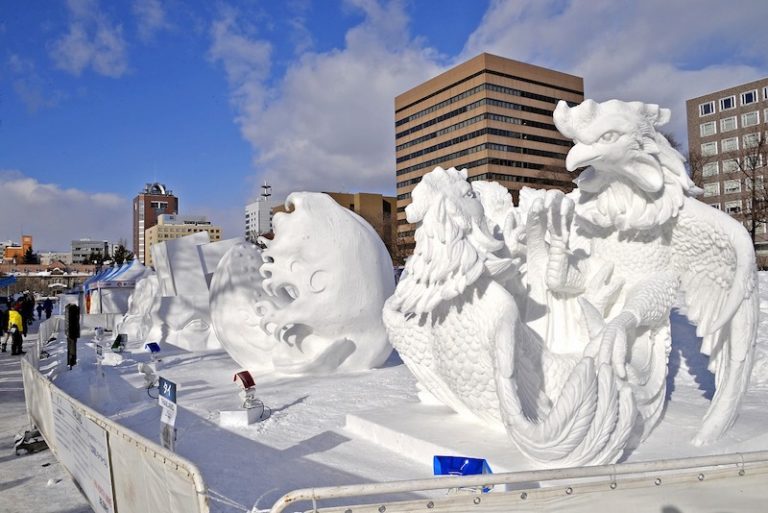 THAÏLANDE-JAPON : Des thaïlandais remportent le concours de sculpture sur neige à Hokkaïdo