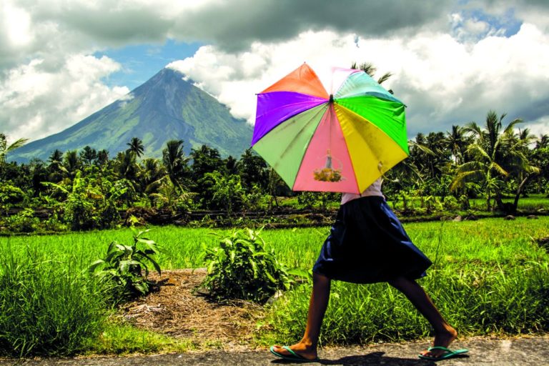 PHILIPPINES – REPORTAGE : Mont Mayon, l’homme face à un géant de la nature