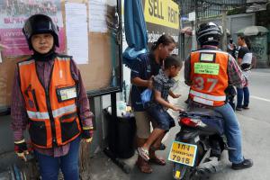 En Thaïlande, les motos-taxis se féminisent