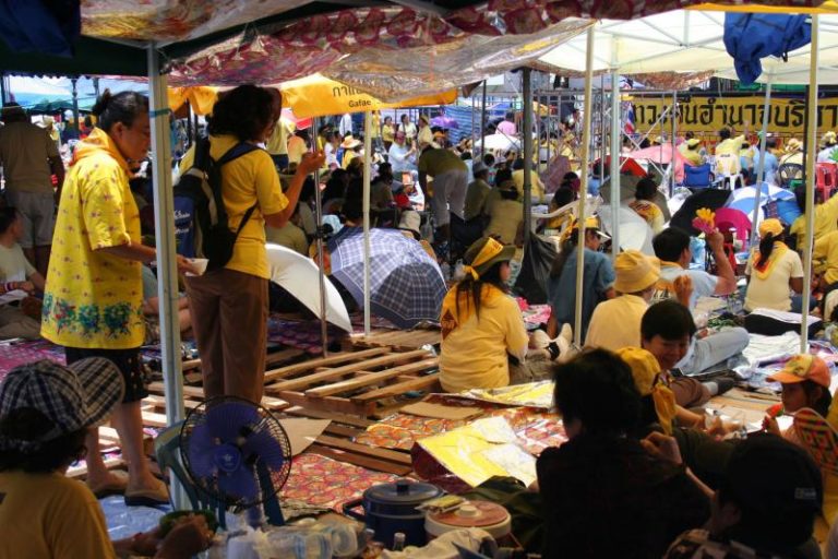 BANGKOK, Conflit politique: Deux étudiants blessés par balle Jeudi soir – L’appel au referendum du gouvernement rejeté par le P.A.D (Voir diaporama photo)