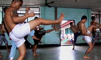 Laos: Somsanga, désintoxication entre les barlelés