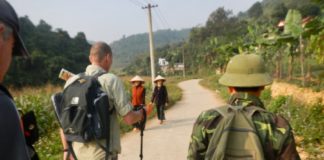 marche sur la route coloniale 4 vietnam