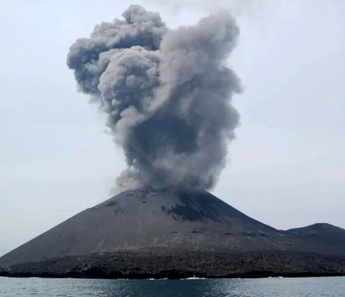 INDONÉSIE - ÉRUPTION VOLCANIQUE : L'incroyable Image Du Mont Anak ...