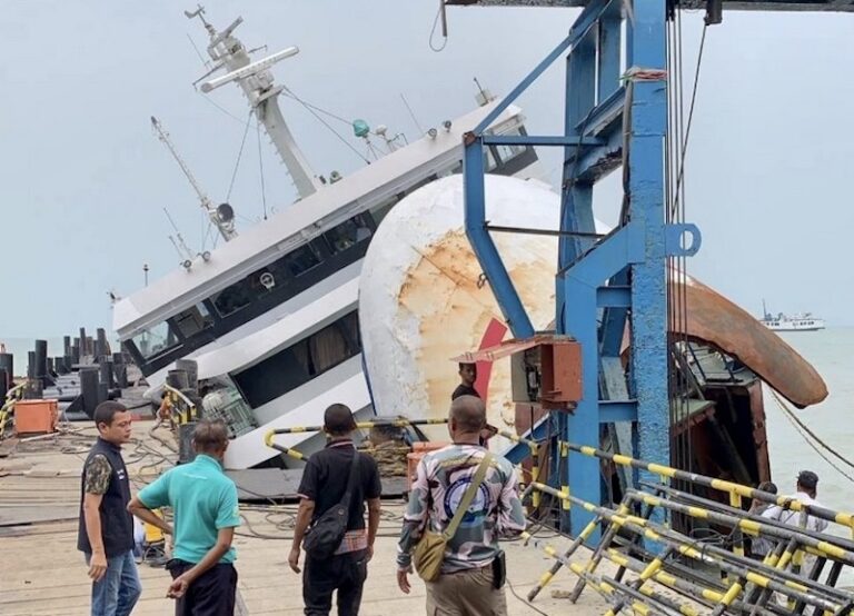 THAÏLANDE – NAUFRAGE : Le ferry de Samui coule à l’embarcadère de Don Sak