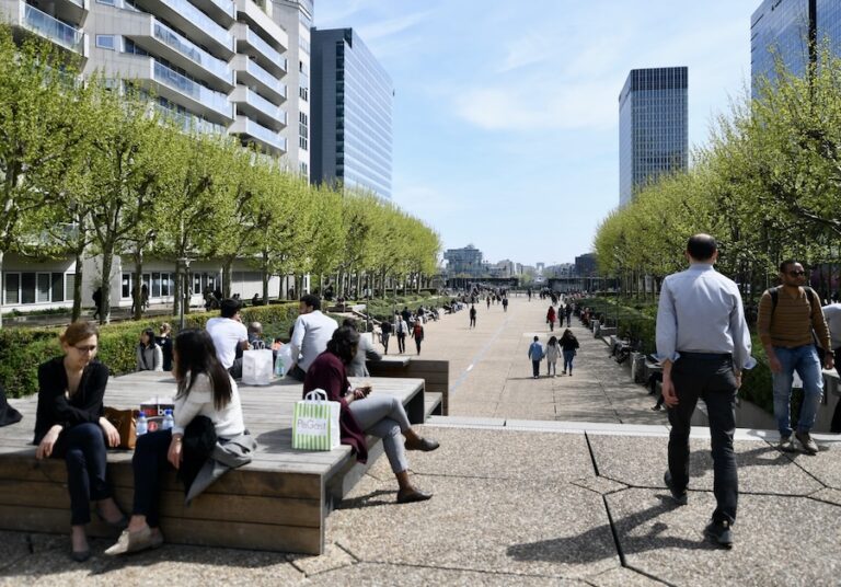 FRANCE – POLITIQUE : Vue d’ailleurs, au boulot, citoyens et citoyennes !