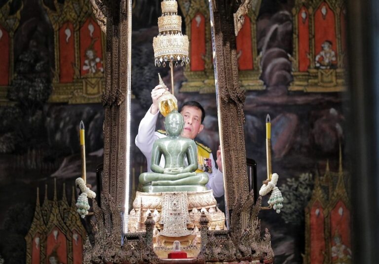 THAÏLANDE – RELIGION : Le Roi Maha Vajiralongkorn honore le Bouddha d’émeraude