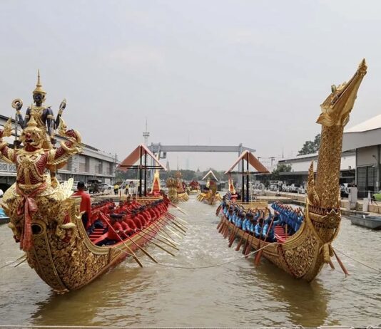 barges royales Thaïlande octobre