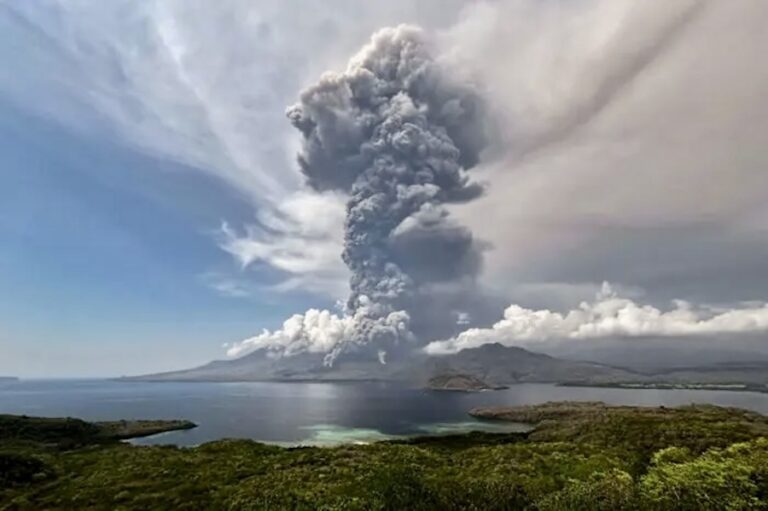 INDONÉSIE – BALI : L’île balnéaire coupée du monde par les cendres du volcan Lewotobi Laki-laki