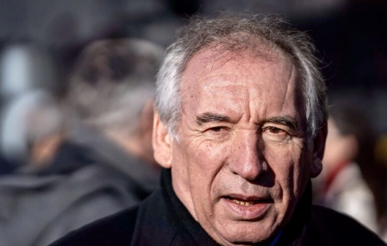 FRANCE – POLITIQUE : Vue d’ailleurs, de François Bayrou à Jean-Marie Le Pen, la France d’hier est de retour