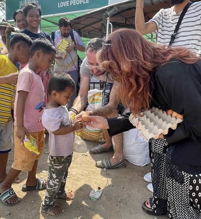 distribution de repas dans les bidonvilles de Phnom Penh