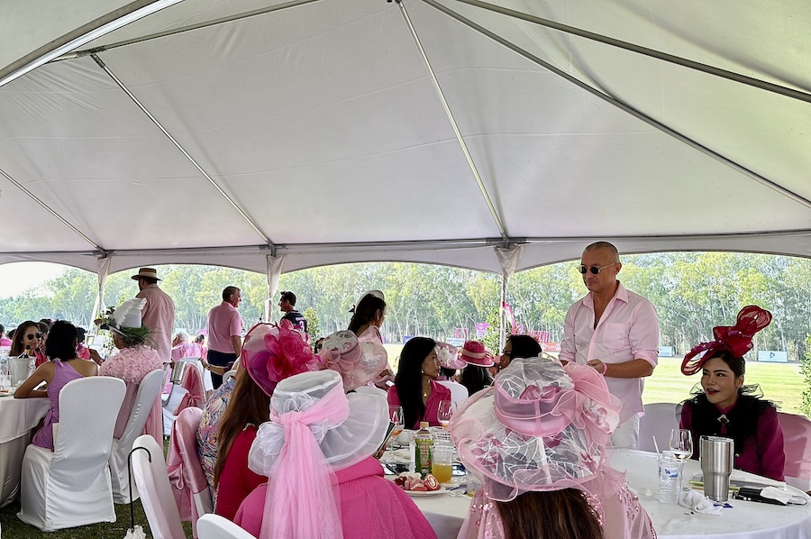 pink polo spectateurs